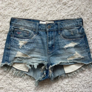 Hollister jeansshorts  - Jeans shorts från hollister, enligt lapp storlek 24 men passar en xs-s. Midjemått 36x2. Köp sker via köp nu, jag postar inom 24h. Kvar tills markerad som såld