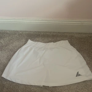 Padel kjol - En padelkjol med shorts i storlek S, nyskick