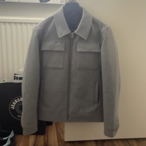 Jack & Jones jacka - Stilig Jack & Jones jacka använd cirka 5 gånger 10/10 skick perfekt till hösten. Jag säljer den för 499kr men nypris är 1100kr då jag aldrig använder den.