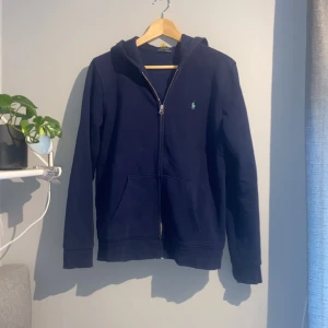 Polo Ralph lauren zip hoodie - Polo zip hoodie i storlek  S (XL BARN)  Med en cool grön Ralph lauren häst på ryggen och mörkblå zip  - lägsta pris 250-300- säljs för 350 betalarn inte för frakt