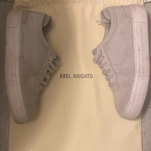 Axel Arigato - Hej! Säljer ett par Axel arigato. Snygga till sommaren. Ny pris 2499kr mitt pris 500. Skick 7/10 lite smuts man kan ta bort. Pris kan diskuteras.