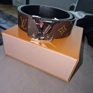 LV skärp - Ny skick använt en gång dustbag låda samt kvitto ifrån butiken i sthlm ingår där den köptes i februari i år. Nypris 6350