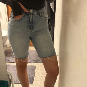 Jeansshorts  - Superfina längre jeansshorts som tyvärr är för små för mig. Köpte de förra året från Gina och aldrig använda. Storlek 34 men passade mig när ja va en storlek 36✨