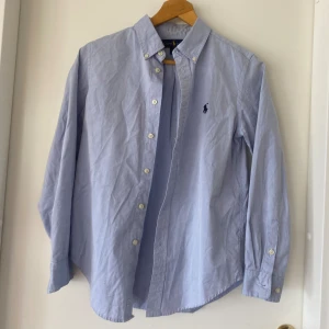 Polo Ralph lauren skjorta - Säljer nu min Polo skjorta då den är förlåten på mig den har inga skador eller defekter nästan lika fräsch som ny skick 9/10 riktigt snygg nu t sommaren 