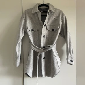 Kappa - Jättefin kappa från Zara i nyskick! Använd endast 2 gånger i storlek XS. Passar även en S/M