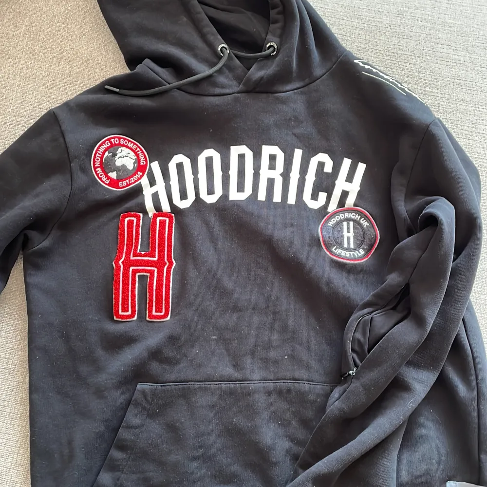 Säljer min Hoodrich hoodie då jag inte använder längre Storlek S men passar bra som XS Kan passa till dom som är storlek M men det beror på hur lång och bredd man är då den kommer passa tajt Använd några gånger men är fortfarande stabil. Inget sönder. Hoodies.