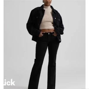 svarta low waist bootcut jeans - svarta jeans low waist bootcut  använda fåtal gånger och köpta för 1000kr❣️ Abrand