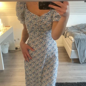 Sommarklänning🤍 - En blommig midiklänning💗 använd en gång