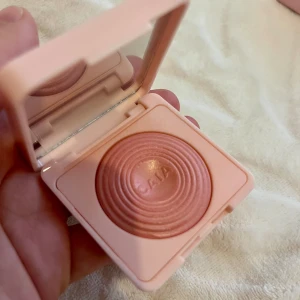 CAIA Blush Wild Strawberry - Helt ny och oanvänd blush i färgen Wild Strawberry från CAIA. Väldigt fin färg!