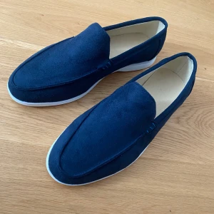 Loafers - Säljer dessa helt nya loafers i färgen mörkblå. Det var en present till en nära till mig men de passade inte i storlek 