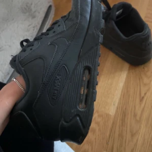 Nike air force svarta - Jag beställde fel skor då säljer jag dessa andra kna