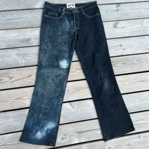 Lågmidjade vintage y2k jeans- med blommönster - W:67 Mycket bra skick 