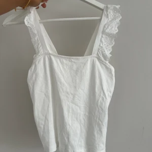 Vitt sommarlinne  - Sommarlinne från H&M. Köpt förra sommaren och sparsamt använd. Super söt🫧 Passar xs-m