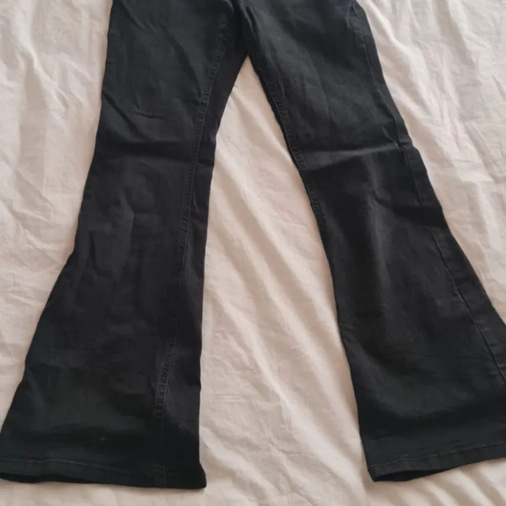Säljer dessa bootcut jeans som verkligen är i nyskick! Använt fåtal gånger nypris 499kr använd gärna köp nu💓. Jeans & Byxor.