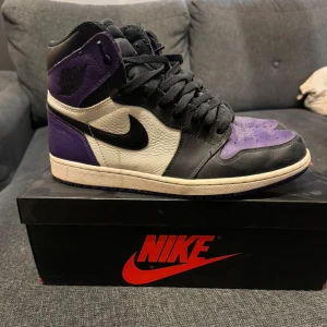 Air Jordan 1 court purple 1.0 - Stl 44,5 Skada på vänster häl Nypris 7100 kr