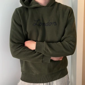 Grön hoodie  - Sen jättemysig grön hoodie från Jack & Jones. Jättefint skick, knappt använd! Storlek L 💚