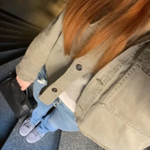 Grön jeansjacka - Grön jeansjacka från zara me coola detaljer på fickorna!! Sparsamt använd💕