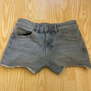 Säljer ett par ljusblåa jeans shorts från hm❤️De är i storlek 36. Det är lite fransiga längst ner och är ”slitna” i tyget. Det är inte slitage utan de är gjorta så💕💕 Det är bara att skriva till mig i fall du har några frågor🫶