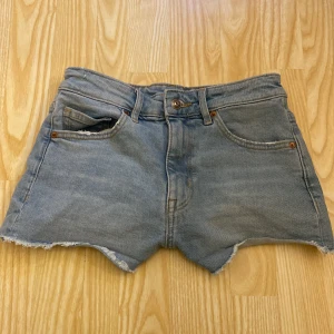 Jeans shorts💕 - Säljer ett par ljusblåa jeans shorts från hm❤️De är i storlek 36. Det är lite fransiga längst ner och är ”slitna” i tyget. Det är inte slitage utan de är gjorta så💕💕 Det är bara att skriva till mig i fall du har några frågor🫶