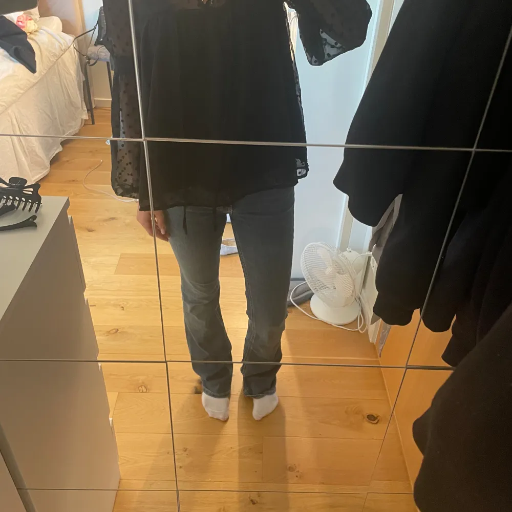 Populära ZW jeans från zara i storlek 34. Helt oanvända😍 Färgen stämmer bäst överens med sista bilden!. Jeans & Byxor.