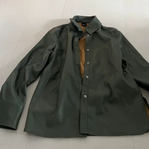 Grön skinnjacka  - Jackan är oversized! Den passar mig som brukar ha storlek 36! 