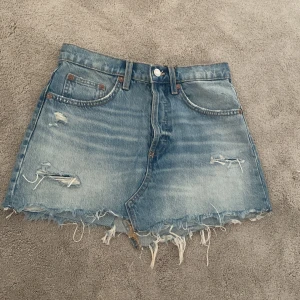 Jeans kjol  - Säljer den här kjolen från zara  pågrund av att den är för liten.  Den är helt oanvänd, köpt nyligen! Är i stl S. Skriv om ni har någon fråga 💕