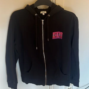 Limited edition Kenzo tröja  - Skicket är 8/10. Tröjan är i storlek S köpt för 4500, helst vill jag ha 2000 för den men 1500 funkar vid snabb affär.