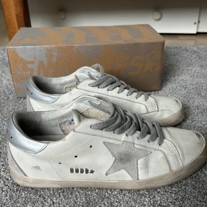golden goose  - Storlek 43, 7/10 Skick, är intresserad av något annant då jag har haft dem i 6 månader, byten och om man har frågor och funderingar är de bara att skriva. Pris är inte slaget i sten.