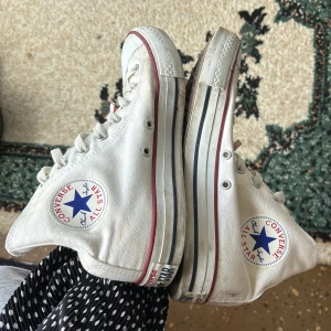 Converse skor vita - 6 1/2 i storleken tror de motsvarar 39. Äkta!