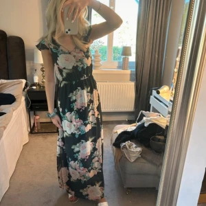 Maxi klänning  - Så fin långklänning med blommor, perfekt till midsommar 💕💖