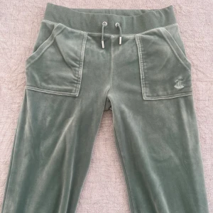 Juicy byxor  - Ett par gröna juicy byxor i jättebra skick som knappt använts som jag säljer då de inte kommer till användning💚