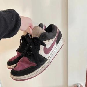 Rosa jordan 1 low - Använda men det går att tvätta bort den värsta smutsen. Det står storlek 42 men passar mig som vanligtvis har storlek 40. De är äkta 