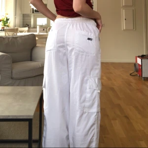 Cargopants Nike Vintage - Vintage cargo/träningsbrallor från Nike. Som nya, och med hjälp av en resor jag satt in kan man själv välja om de ska vara låg-eller högmidjade. ❤️ Tryck gärna på köp nu! 