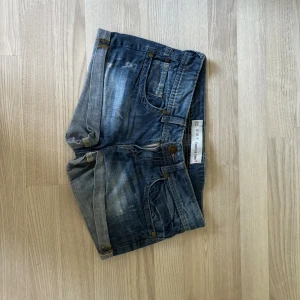 Lågmidjade jeansshorts  - Jag säljer nu dessa då de inte passar mig längre. Är i bra skick! Ganska stora i storleken jag skulle säga att de är 34-36🩷Skriv gärna om du har frågor eller funderingar 💖💖💖