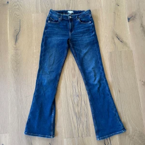 Mörkblåa low waist Ginatricot Young jeans - Jättefina jeans i mörkblått, använda ca 2-3 gånger,storlek 158💞 Flare low waist jeans från Gina tricot💕
