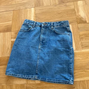 Jeanskjol - En blå jeanskjol från Asos i mycket bra skick! Köpt på sellpy men säljs då den är för liten för mig. Storlek 10 (UK) vilket motsvarar 38/M. Skriv gärna vid intresse eller frågor🥰