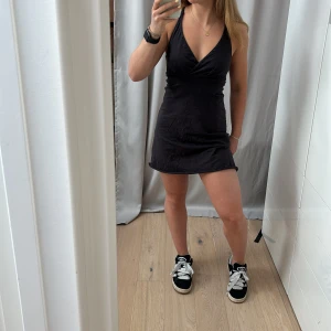 Grå/svart miniklänning  - Supersöt miniklänning från Patagonia. Dubbelt tyg upptill 