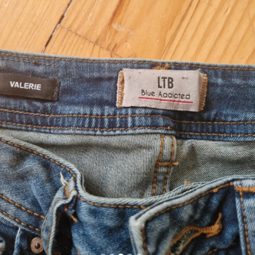 LTB jeans i bra skick, avklippta nertill, innerbenslängd, 79 cm. Jeans & Byxor.