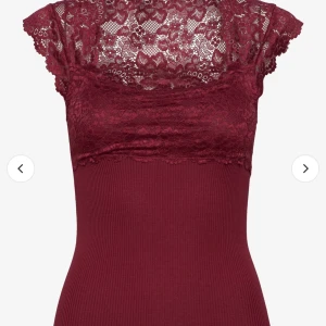 Röd topp  - Jätte fin topp från rosemunde som tyvärr aldrig kommit till användning. 