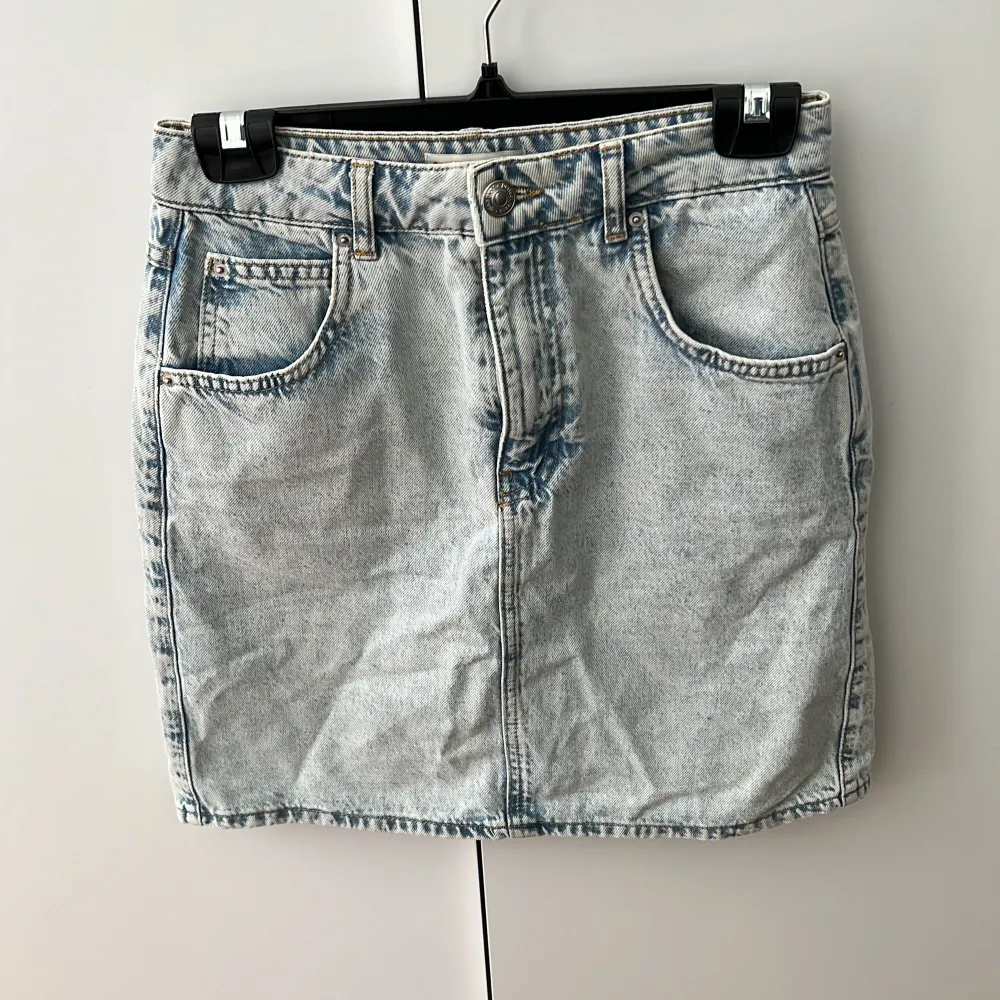 Jeans kjol som aldrig är använd, bara testad hemma! 🩵Storlek 36. Kjolar.