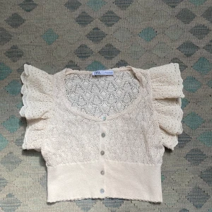 Topp - Världens finaste topp perfekt inför sommaren strl m men sitter bra på mig som brukar ha xs/s