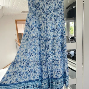 Lång sommarkjol - Långkjol som även är jättefin som klänning med ”resor” längt upp så att den sitter åt! Använd fåtal gånger