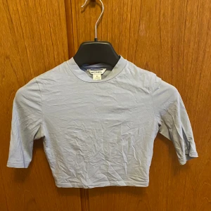 Blå magtröja  - Jättefin blå magtröja från monki, jättebra Skick och fint material, använd 2-3 gånger. Säljer pga att den är för liten 