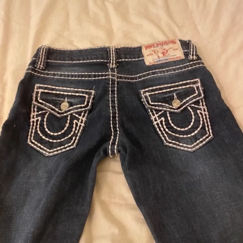 Säljer mina jätte fina true religion jeans då de inte kommer till användning, de är i storlek 27 och är lite för långa på mig som är 157. De är i väldigt fint skick utan defekter. Hör av dig vid funderingar eller pris förslag /Iris 💕. Jeans & Byxor.