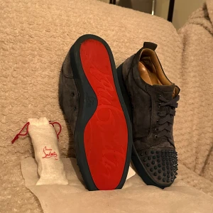 Christian Louboutin  - Hej! Säljer nu mina as feta Christian Louboutin stlk43/44 skorna är köpta på vestiaire som är en sida som authenticerar skor innan köp har även taggen med att dem har blivit kollade. Tar gärna emot byten 