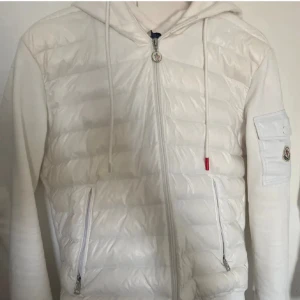 Moncler jacka vit - storlek S