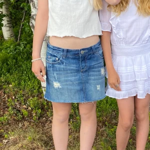 Jeanskjol  - Low waist jeans kjol från vila i storlek XS men är större än de enligt mig, jag skulle uppskatta att den passar en S. Hör av er vid funderingar! (Mina bilder)