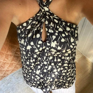Halterneck topp - Säljer denna superfina och populära halterneck topp från Zara😇 