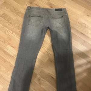 Lowwaist jeans - Snygga jeans, raka lowwaist. Strl 32 tum så passar ca 40/42