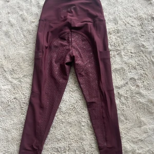 Zaczess ridleggings  - Använd 1 gång. Väldigt sköna och bekväma med två fickor som passar även stora mobiler. Nypris 949kr